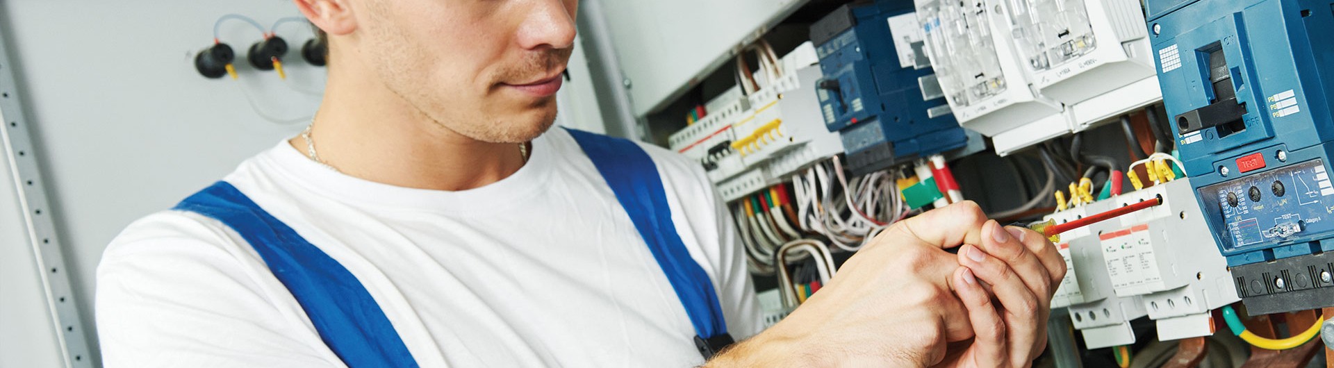SUR LE PLAN DE L'ÉLECTRICITÉ